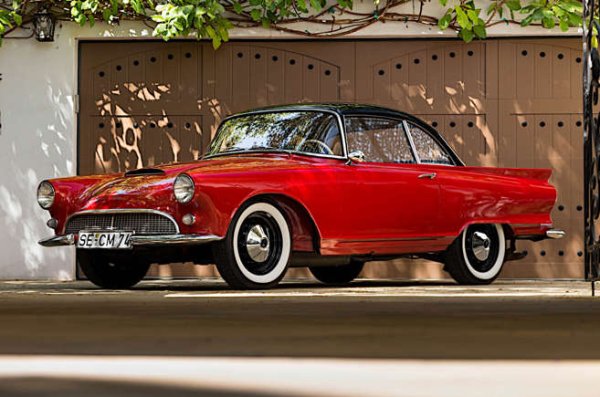 При създаването си през 1932 г. Auto Union не е самостоятелна марка, а консолидация на Audi, DKW, Horch и Wanderer, предложена от Държавната банка на Саксония като опит да се поддържа стабилността на икономиката на региона. Умно.
Заедно с Mercedes-Benz  - Auto Union е един от двата велики производителя на автомобили за Голямата награда през 30-те години на миналия век. Отделните фирми запазват предишната си идентичност, въпреки че новосъздаденото лого с четири пръстена е споделено между тях, както и някои технологии.

Auto Union в крайна сметка се превръща в самостоятелна марка през 50-те години на миналия век, когато прави вариантина DKW Sonderklasse в различни форми, включително красивия малък 1000 Sp (на снимката). Неговият стил е силно повлиян от първото поколение на Ford Thunderbird.

Днес Auto Union е дъщерно дружество на Audi, което отговаря за архива и музея.